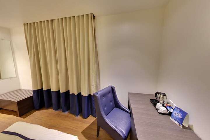 Room 6 of 16