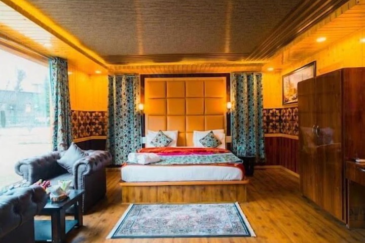 Room 6 of 16