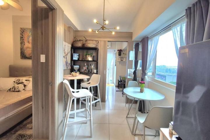Cozy Comfy Suite 2BR w Balcony - Amazing Manila Bay View and City Skyline near MOA