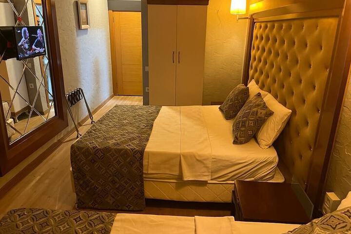 Room 12 of 93