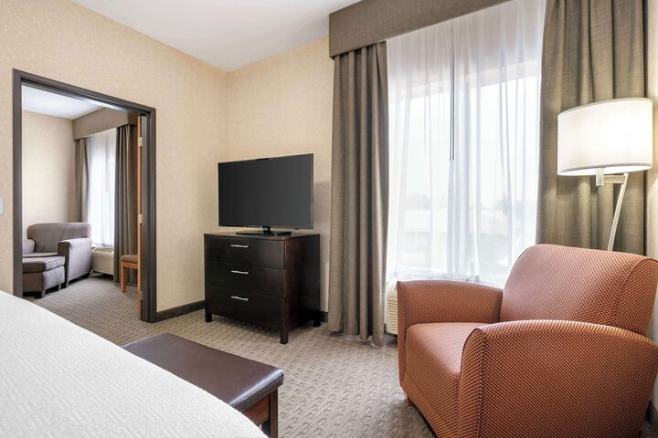 1 King Accessible Comm Assist Bathtub Microwave, Refrigerator WiFi Full Breakfast (4 of 13)