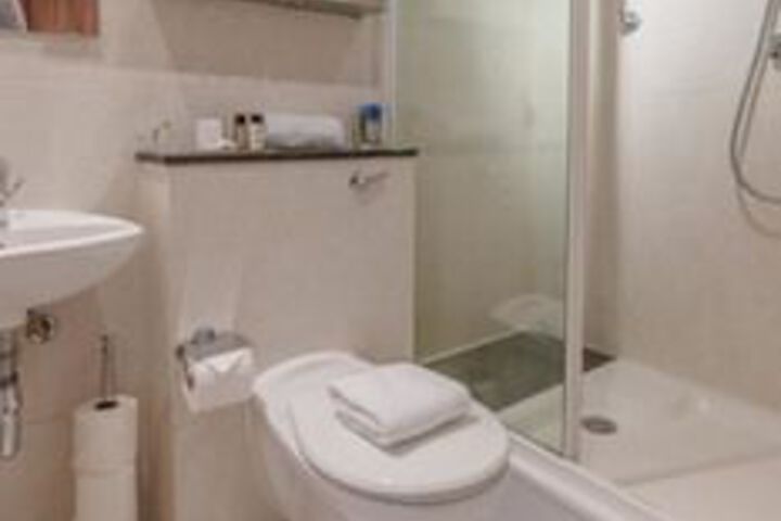 Room 6 of 28
