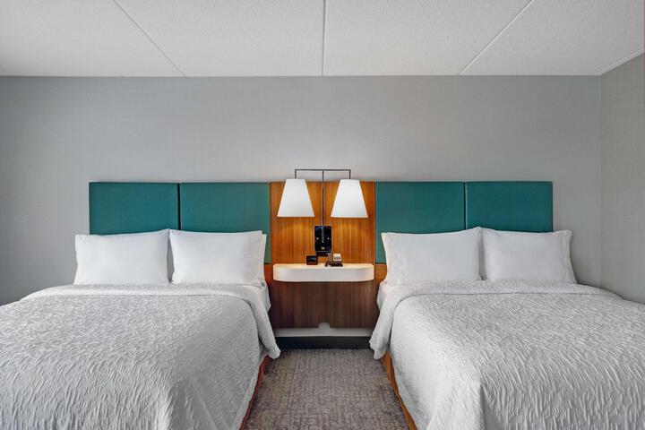 2 Queen Beds with Refrigerator and Tub (17 of 20)
