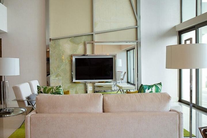 Room 4 of 9