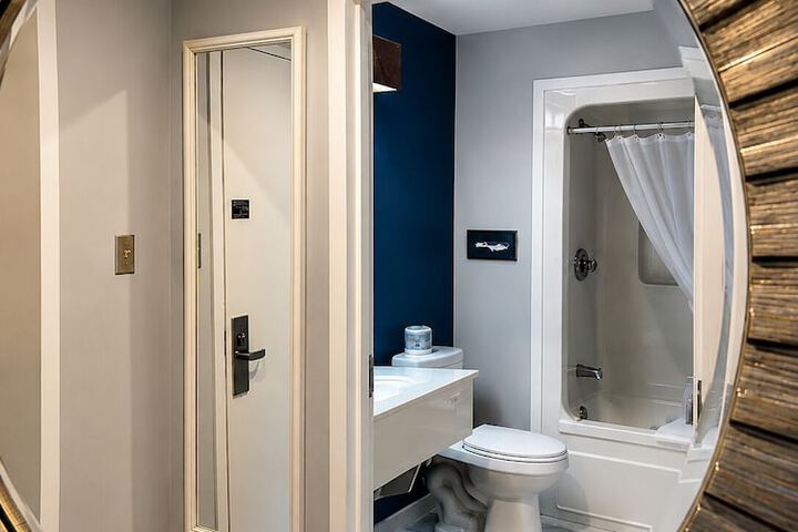 Room 28 of 65
