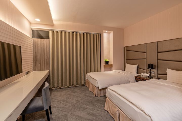 Room 10 of 100