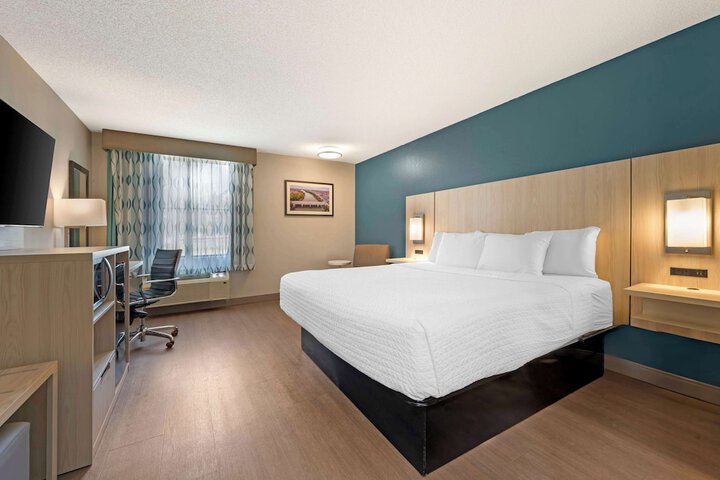 1 King Bed High Speed Internet Accessible 50 Inch Flat Screen Television Microwave and Refrigerator, Coffee Maker, Hairdryer Full Breakfast (9 of 12)