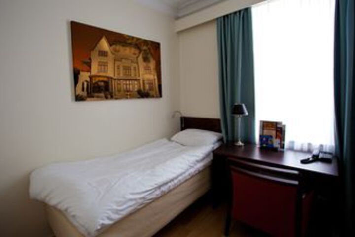 Room 28 of 79