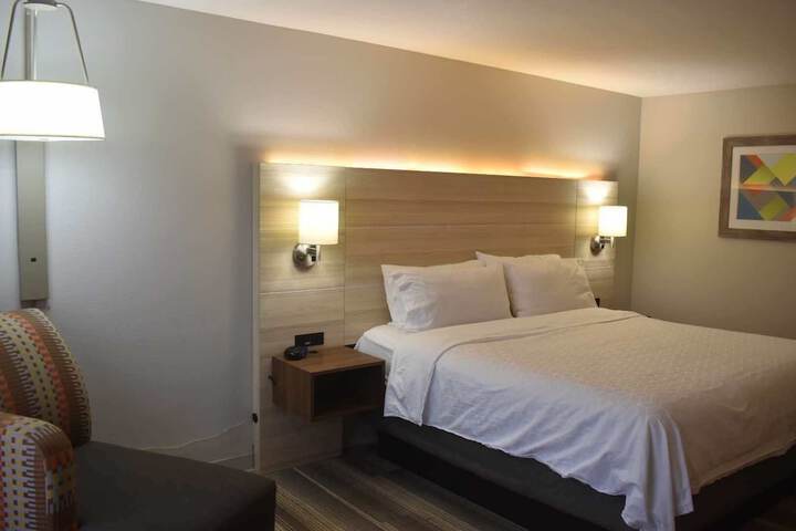 1 King Bed (5 of 18)