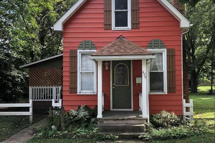 Downtown 2 Bedroom Cottage Sleeps 6, Walking Distance to Honeywell, Downtown Restaurants, Shopping
