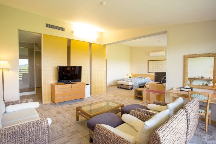 Room 10 of 76