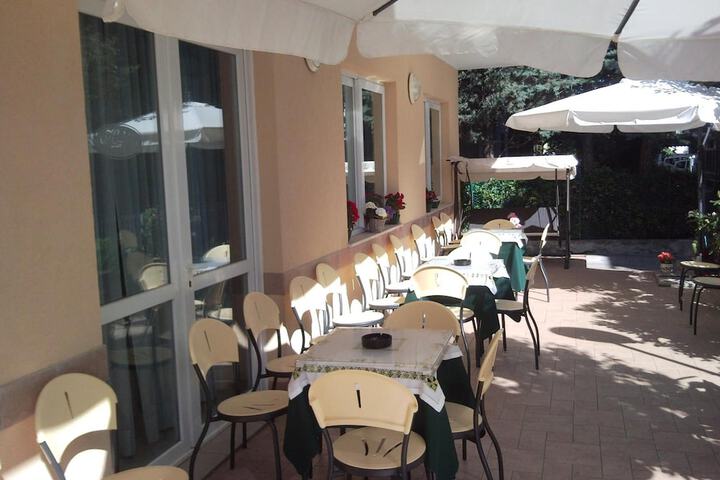 Dining 36 of 61
