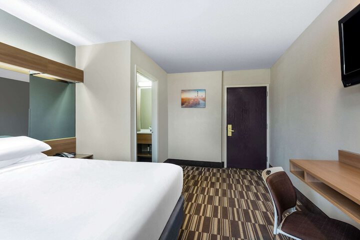 1 Queen Bed Accessible Room (24 of 25)