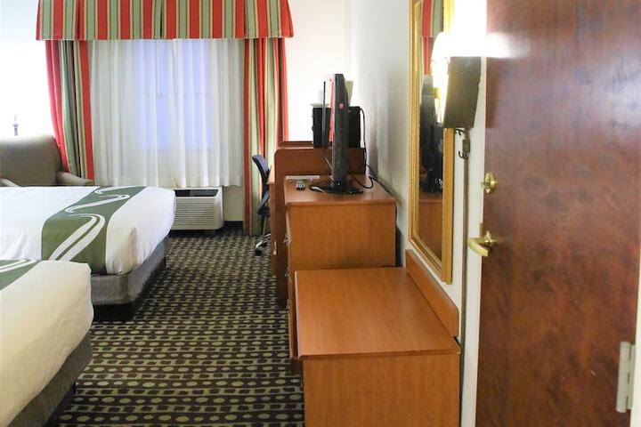 1 Queen Bed (13 of 15)