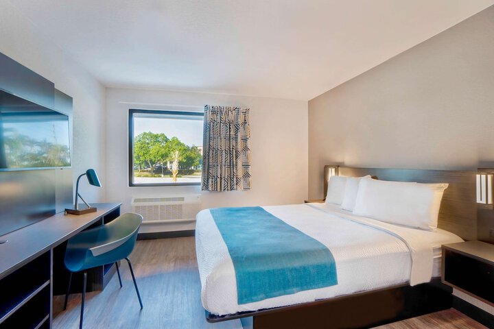 1 Queen Bed (6 of 9)