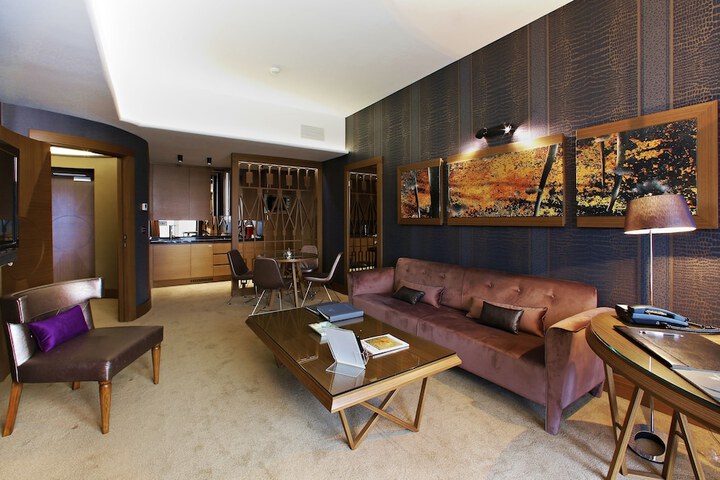 Room 10 of 204