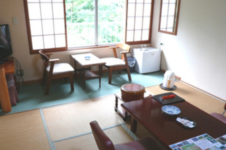 Room 4 of 9