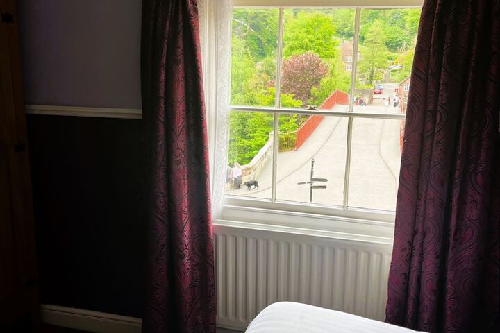 Room 10 of 33