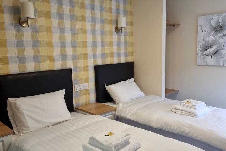 Room 4 of 12
