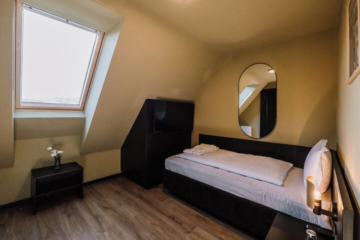 Room 16 of 37