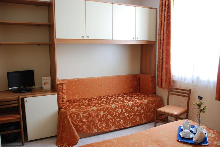Room 5 of 28