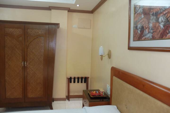 Room 7 of 102