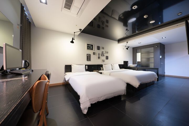 Room 83 of 176