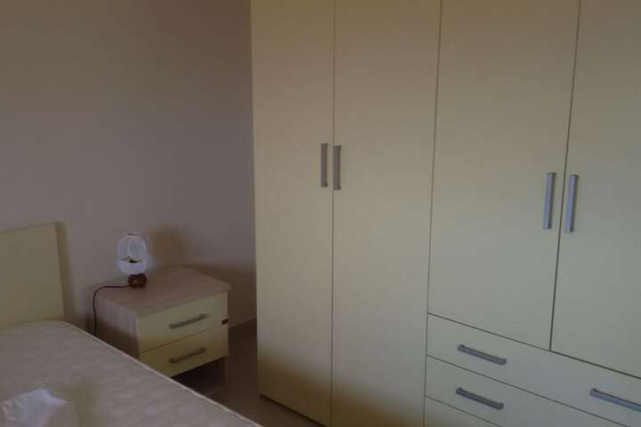 Room 6 of 10
