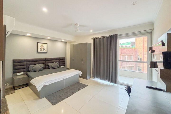 Room 9 of 32