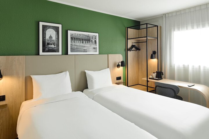 Room 25 of 65