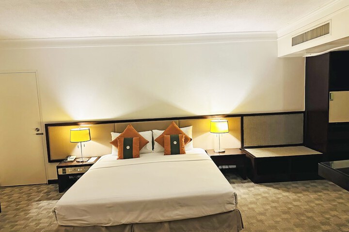 Room 27 of 103