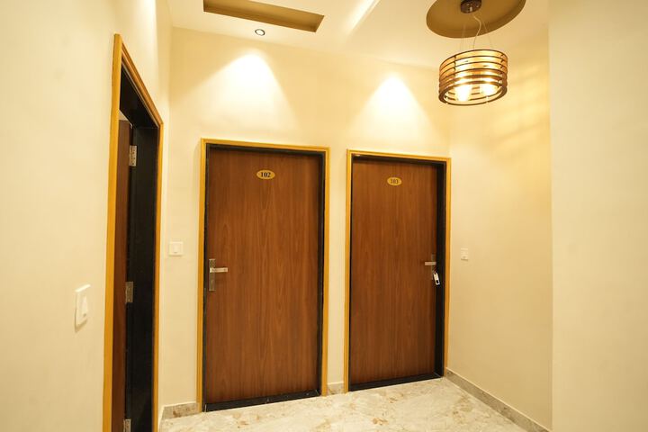 Ballroom/Hall 30 of 34