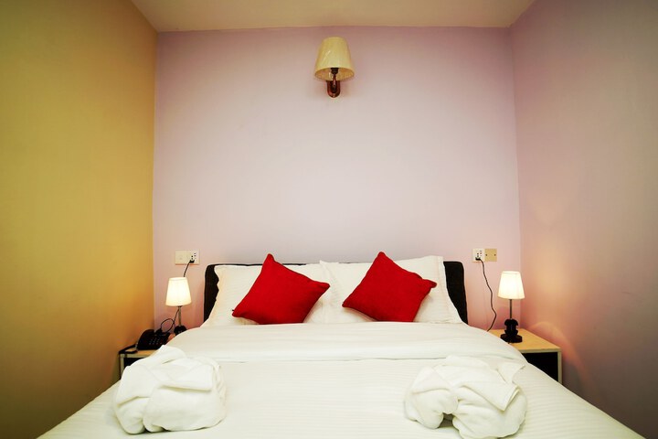 Room 4 of 12