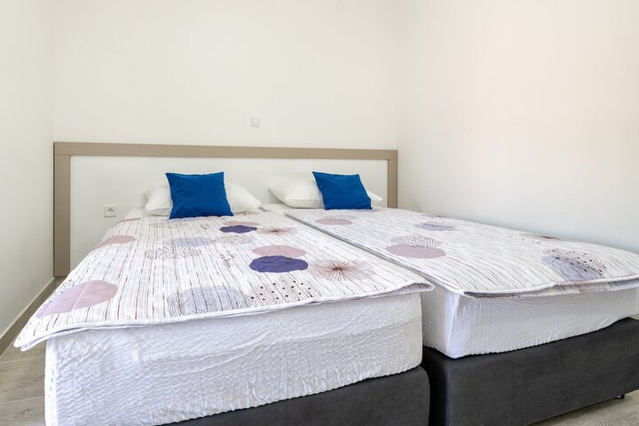 Room 2 of 31