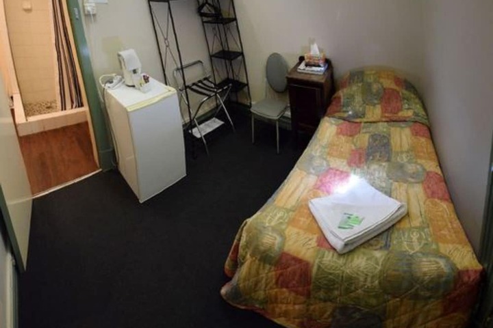 Room 4 of 98