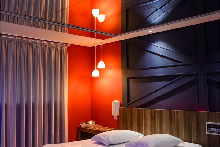 Room 3 of 16