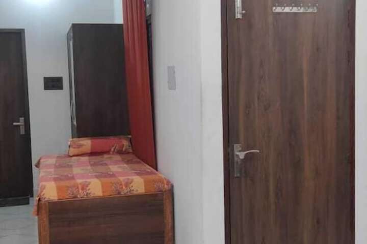Room 10 of 18