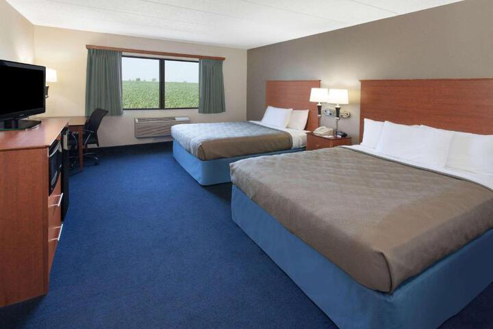 2 Queen Beds (7 of 10)