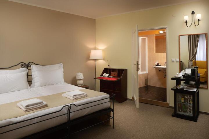 Room 7 of 102