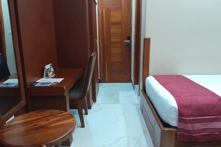 Room 3 of 119