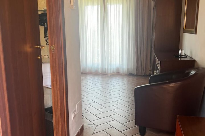 Room 6 of 52