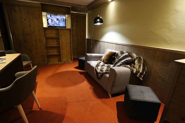 Lounge 30 of 34