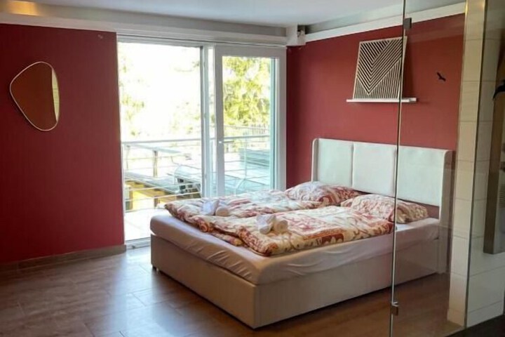 Room 12 of 20