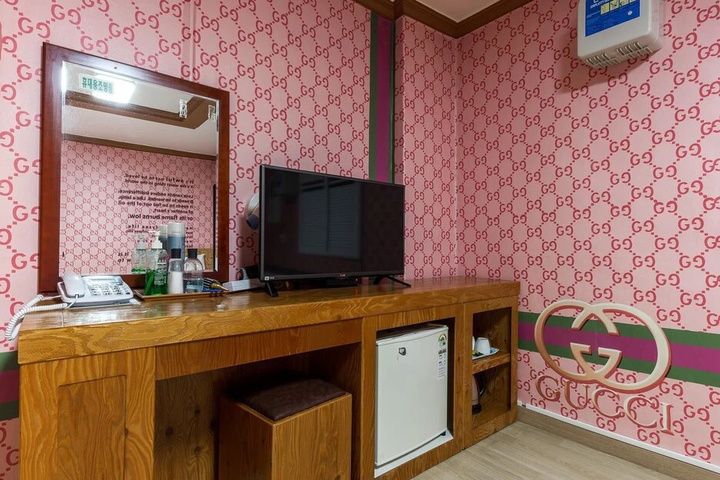 Room 3 of 10