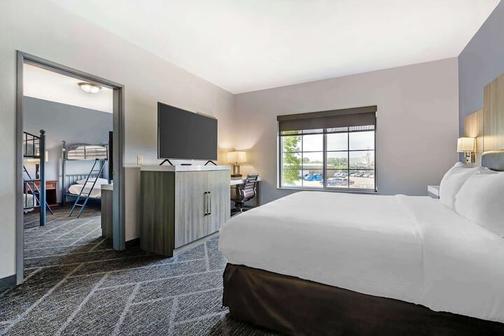1 King Bed Hearing Accessible Room (10 of 21)