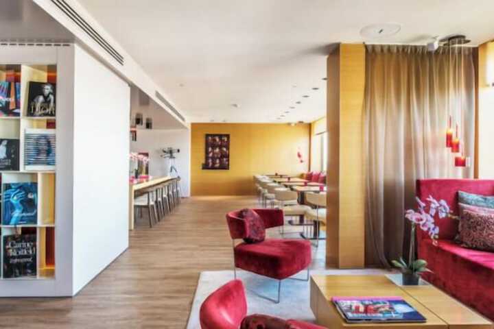 Lounge 79 of 94