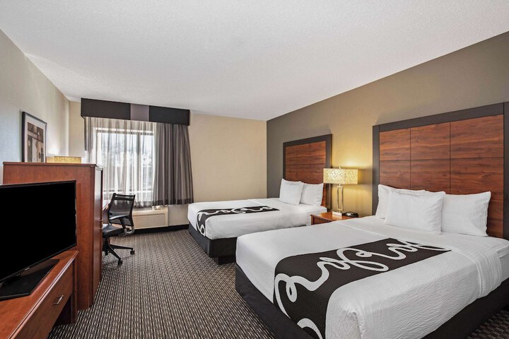 2 Double Beds (1 of 8)