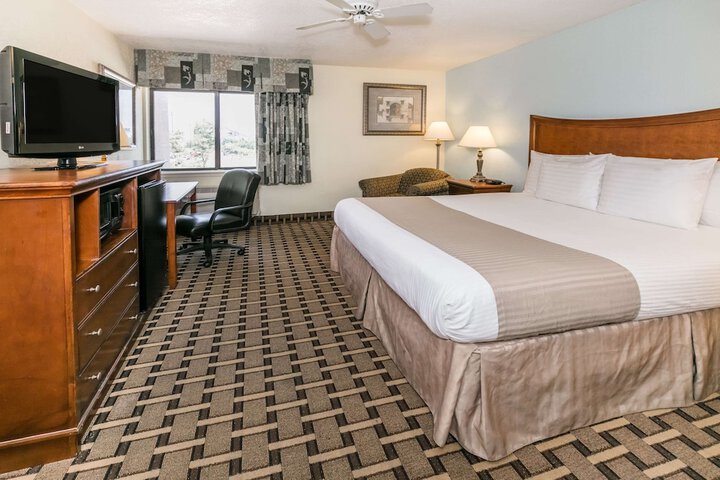1 King Bed (7 of 10)