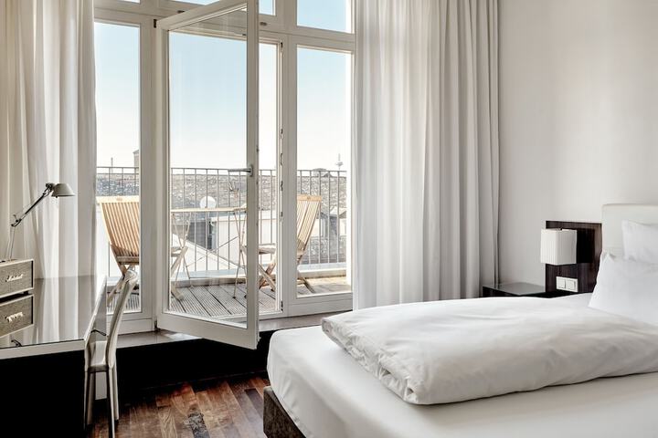 Room 27 of 62