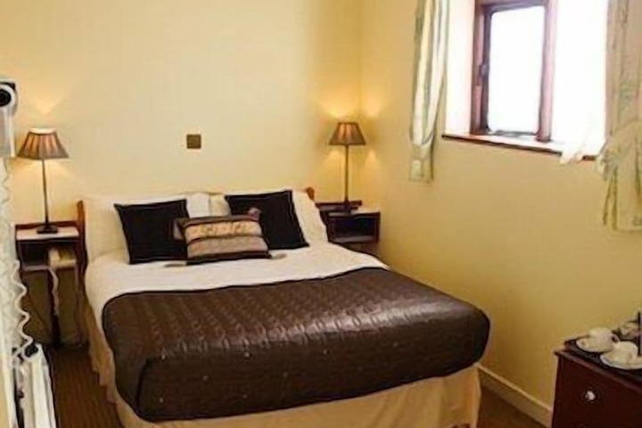 Room 5 of 16
